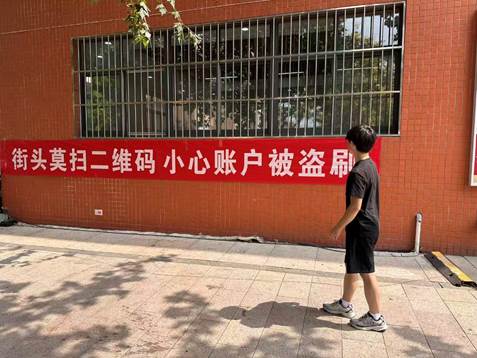 男人在街道边走AI 生成的内容可能不正确。