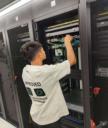 商店的玻璃门上的人AI 生成的内容可能不正确。